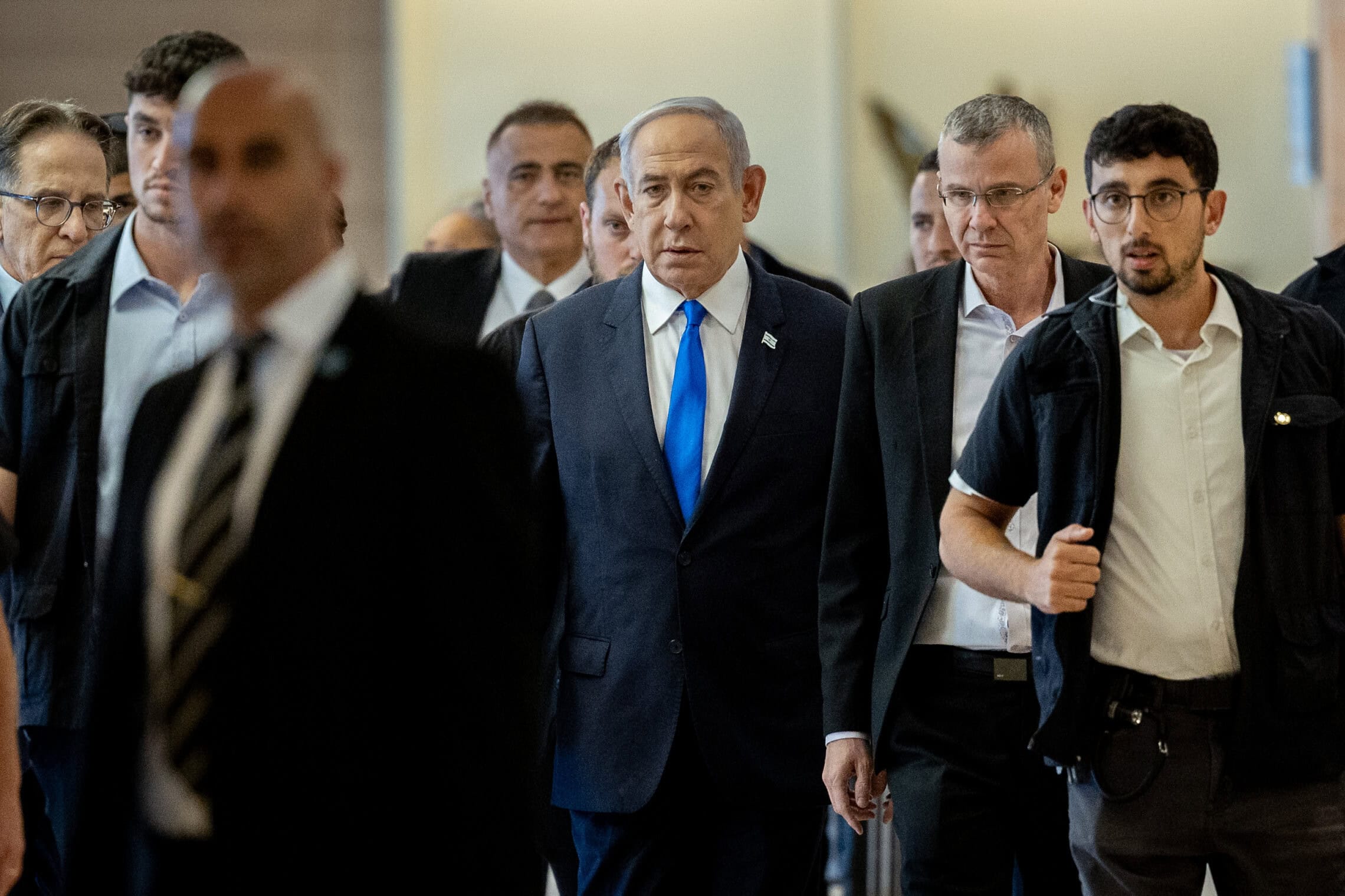 ראש הממשלה בנימין נתניהו בכניסה לישיבת סיעת הליכוד, מאי 2024 (צילום: Yonatan Sindel/Flash90)