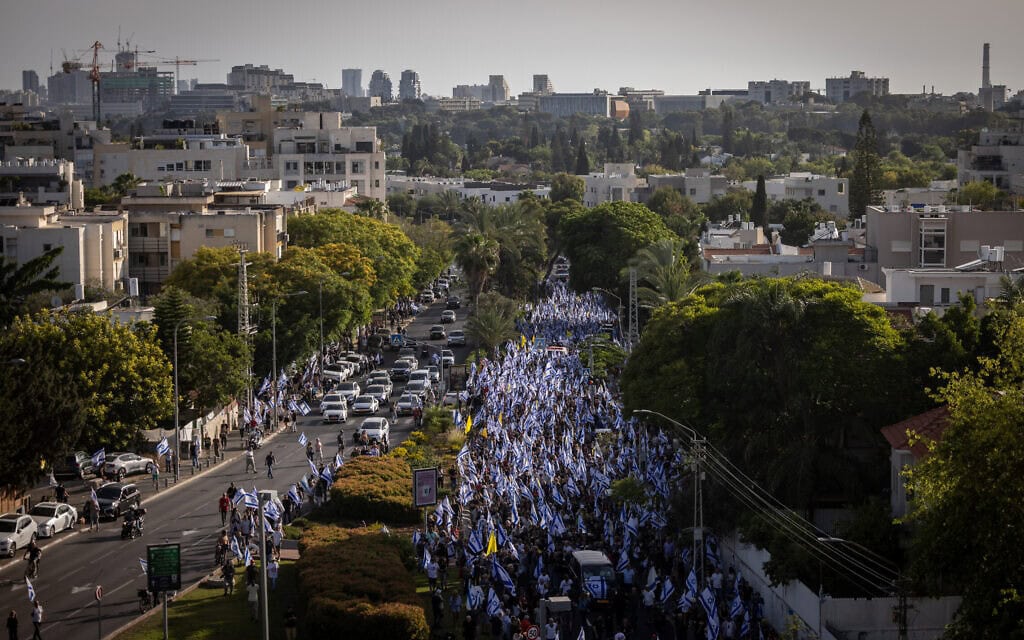 המונים בלוויתו של חנן יבלונקה בתל אביב, מאי 2024 (צילום: חיים גולדברג/פלאש90)