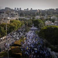 המונים בלוויתו של חנן יבלונקה בתל אביב, מאי 2024 (צילום: Chaim Goldberg/Flash90)