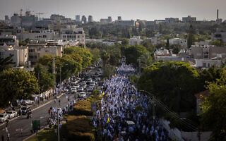 המונים בלוויתו של חנן יבלונקה בתל אביב, מאי 2024 (צילום: Chaim Goldberg/Flash90)