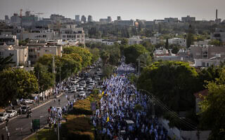 המונים בלוויתו של חנן יבלונקה בתל אביב, מאי 2024 (צילום: Chaim Goldberg/Flash90) המונים בלוויתו של חנן יבלונקה בתל אביב, מאי 2024 (צילום: Chaim Goldberg/Flash90)