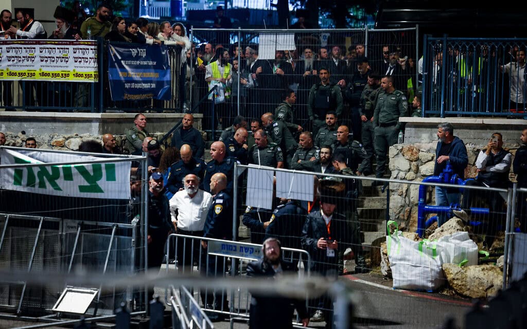 כוחות משטרה וחרדים במירון בל"ג בעומר, 26 במאי 2024 (צילום: דוד כהן/פלאש90)
