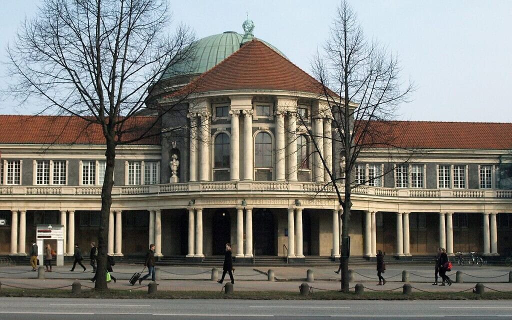 הולכי רגל בקמפוס אוניברסיטת המבורג, גרמניה, 18 בפברואר 2015 (צילום: Wikimedia Commons/Uwe Barghaan)