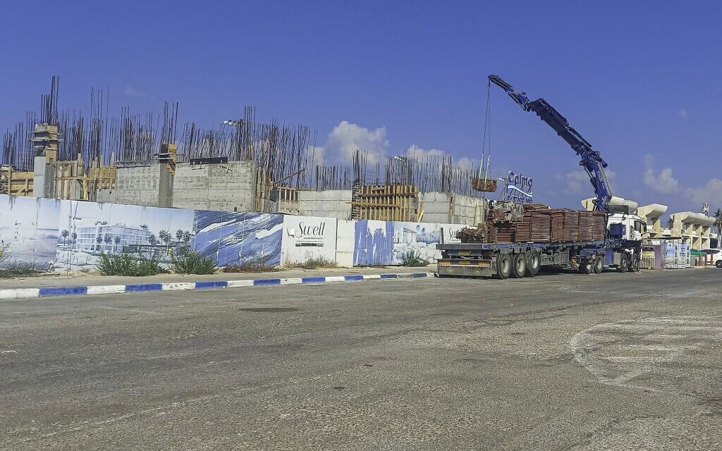 התחלת הבנייה של בית המלון בחוף לידו באשדוד (צילום: בועז רענן)