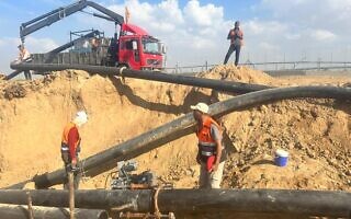 עובדי רשות המים ברצועת עזה מתקנים את בריכת סעיד במהלך המלחמה עובדי רשות המים ברצועת עזה מתקנים את בריכת סעיד במהלך המלחמה