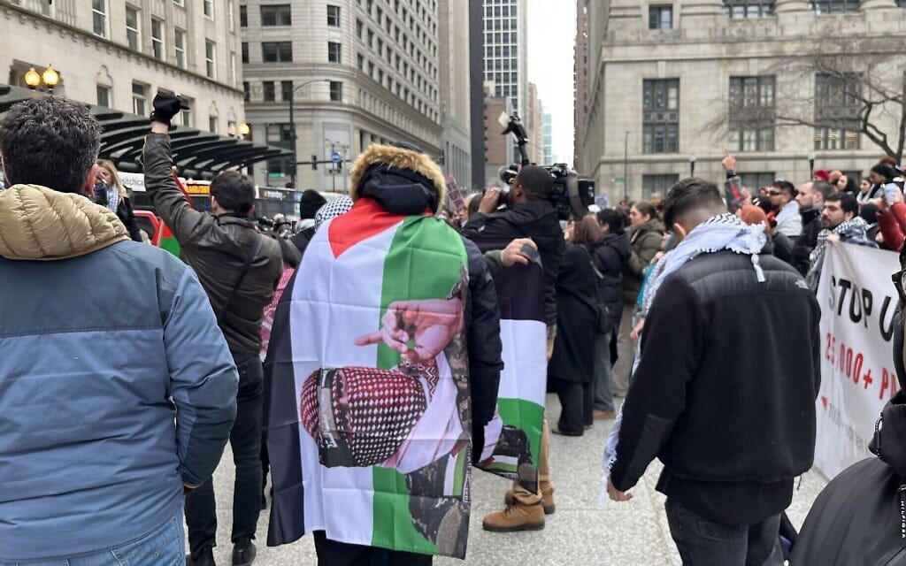 פעילים פרו־פלסטינים מפגינים מול בית העירייה בשיקגו, 31 בינואר 2024 (צילום: ג&#039;ייקוב מגיד)