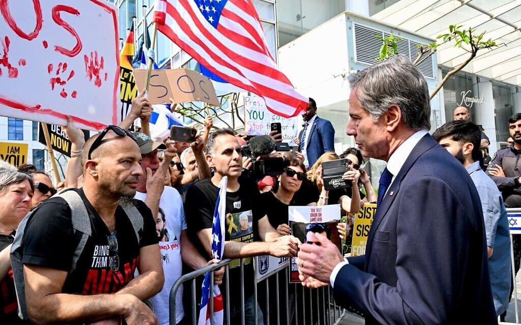 שר החוץ האמריקאי אנתוני בלינקן יוצא לבני משפחות חטופים ומפגינים ליד מלונו בת"א. 1 במאי 2024. (צילום: David Azagury/USA TODAY Sports Embassy Jerusalem)