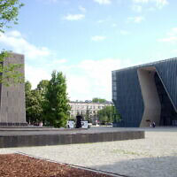 המוזיאון לתולדות יהודי פולין (מלפנים נראית האנדרטה לזכר מרד גטו ורשה) (צילום: Kpalion, ויקיפדיה)