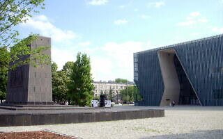 המוזיאון לתולדות יהודי פולין (מלפנים נראית האנדרטה לזכר מרד גטו ורשה) (צילום: Kpalion, ויקיפדיה)