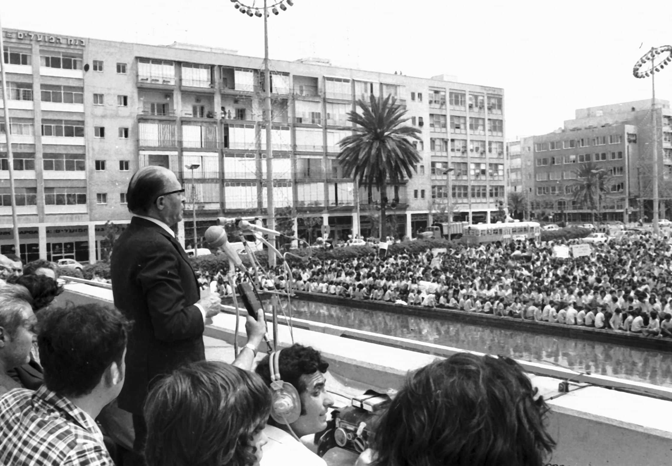 יו&quot;ר הליכוד מנחם בגין נואם בעצרת שארגנה עיריית תל אביב להזדהות עם תושבי קריית שמונה, 15 באפריל 1974 (צילום: IPPA, ארכיון דן הדני, הספרייה הלאומית)