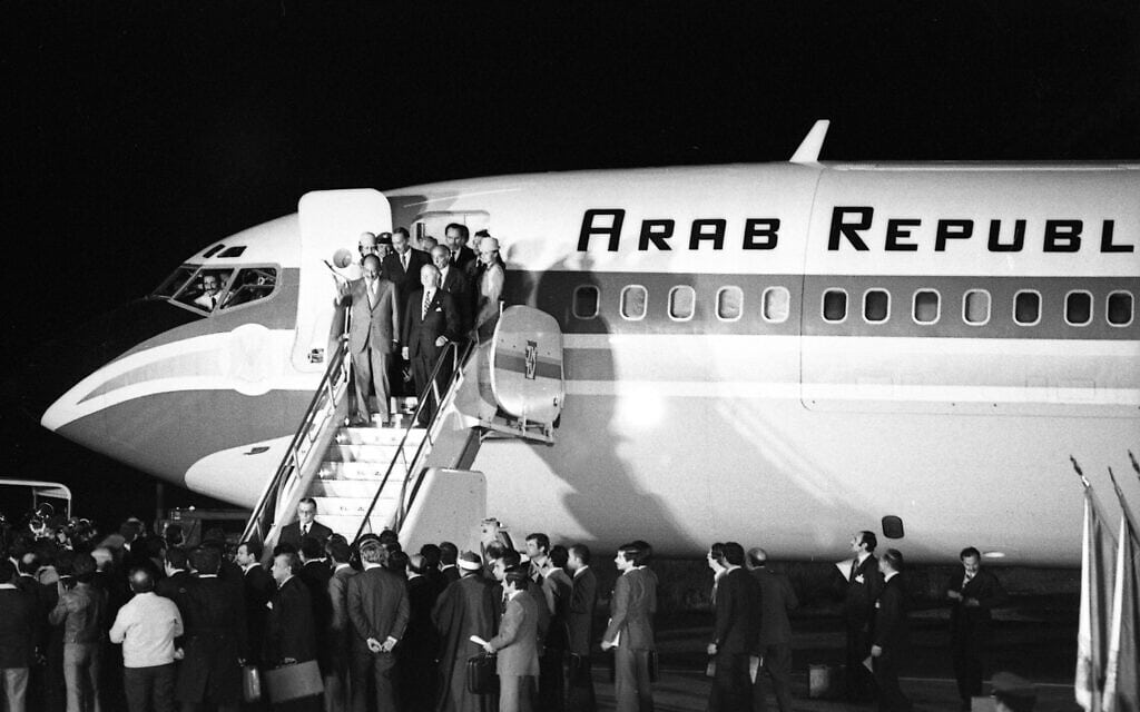 נשיא מצרים אנואר סאדאת ופמלייתו יוצאים מהמטוס הרשמי עם הגעתו לראשונה לישראל, 19 בנובמבר 1977 (צילום: ארכיון דן הדני, הספרייה הלאומית) נשיא מצרים אנואר סאדאת ופמלייתו יוצאים מהמטוס הרשמי עם הגעתו לראשונה לישראל, 19 בנובמבר 1977 (צילום: ארכיון דן הדני, הספרייה הלאומית)