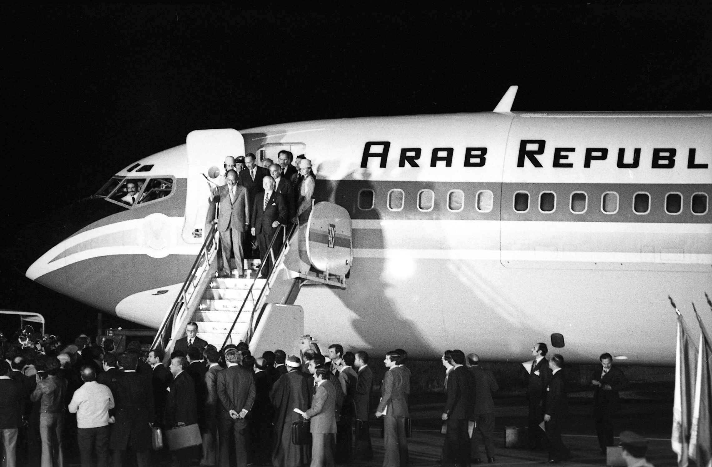 נשיא מצרים אנואר סאדאת ופמלייתו יוצאים מהמטוס הרשמי עם הגעתו לראשונה לישראל, 19 בנובמבר 1977 (צילום: ארכיון דן הדני, הספרייה הלאומית)