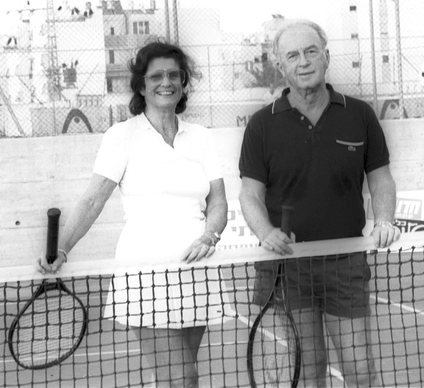 תושבי רמת אביב, הזוג לאה ויצחק רבין, משחקים טניס, 1985 (צילום: יוסי אלוני, ארכיון דן הדני, הספרייה הלאומית)