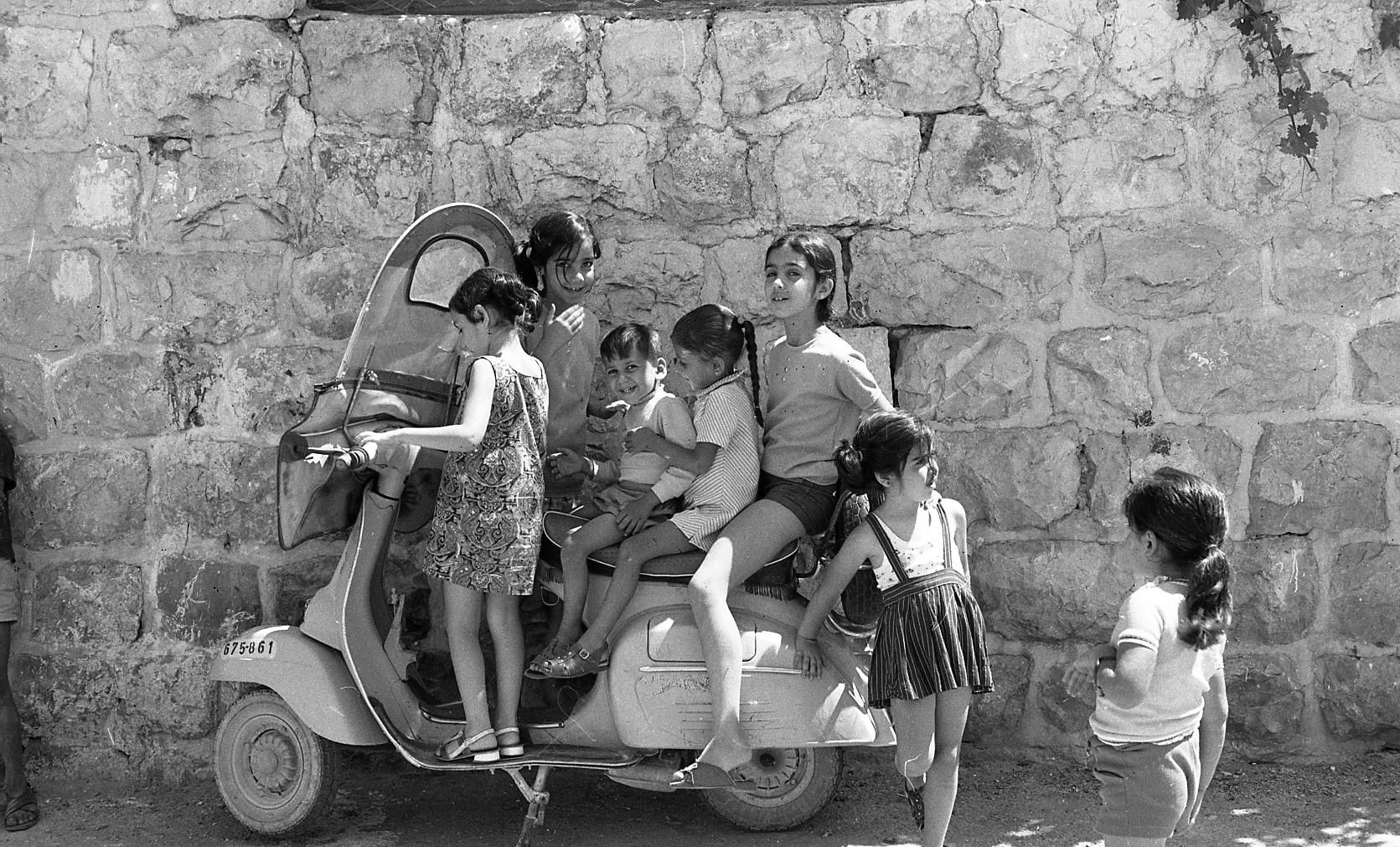 ילדים משחקים בשכונת נחלאות בירושלים, 1972 (צילום: ארכיון עליזה אורבך, הספרייה הלאומית)