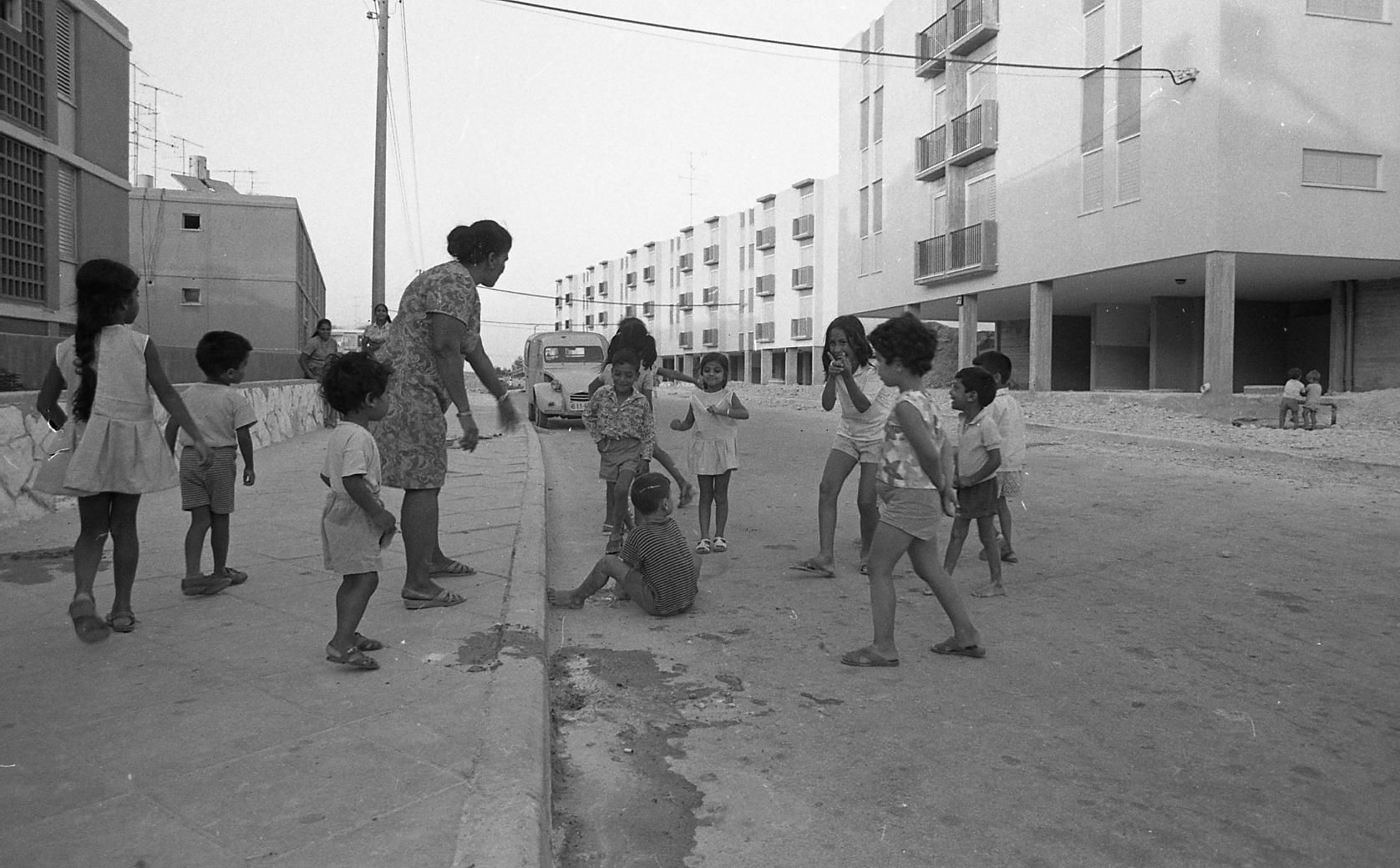 ילדים משחקים ברחוב, 1972 (צילום: ארכיון עליזה אורבך, הספרייה הלאומית)