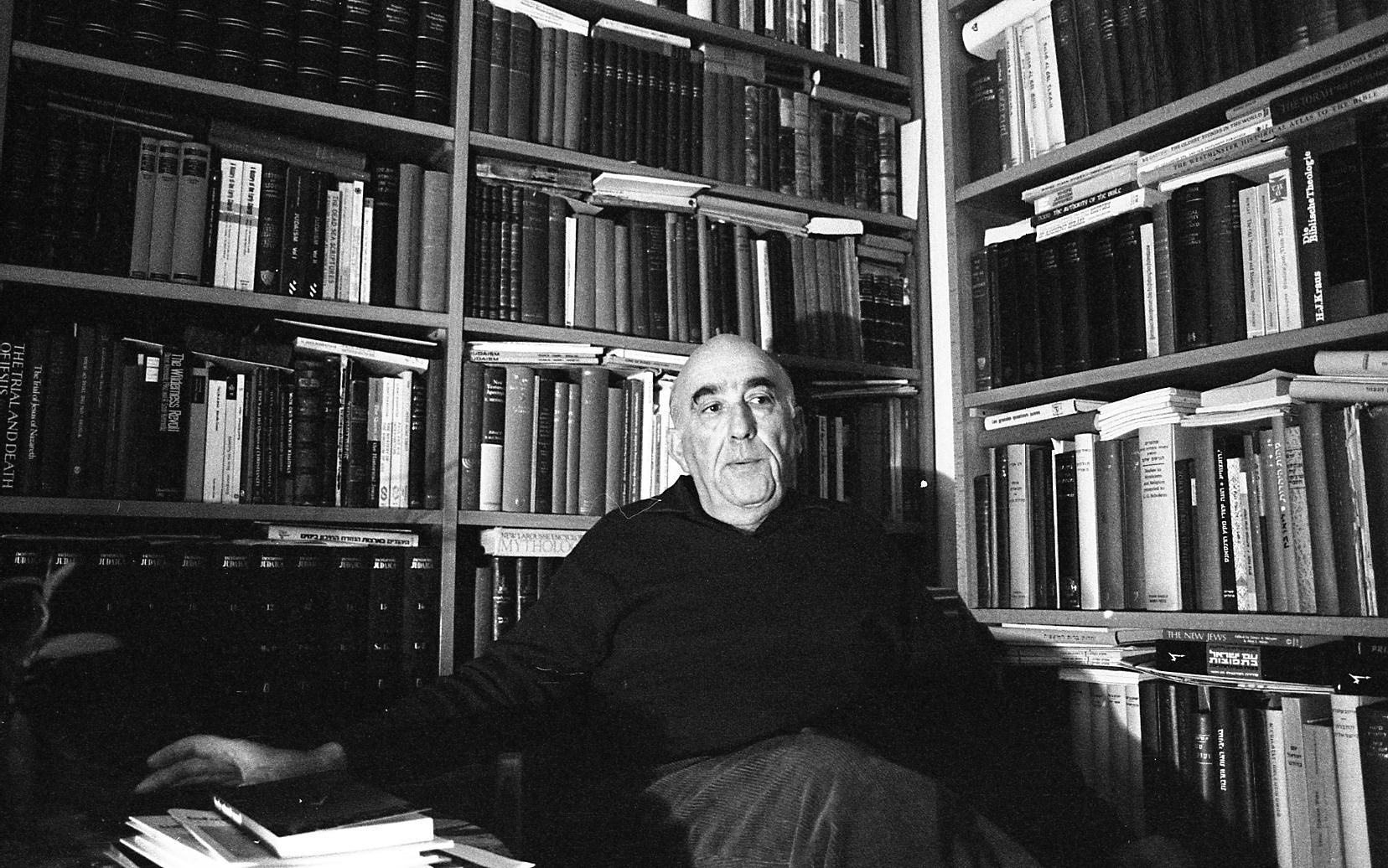השופט חיים כהן בביתו, 1974 (צילום: ארכיון עליזה אורבך, הספרייה הלאומית)