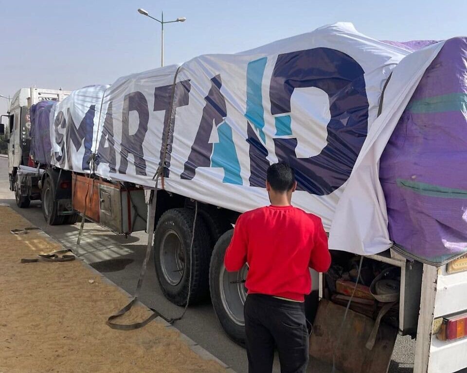 משאיות סיוע של סמארט־אייד וג&#039;ם בדרכן ממצרים לעז (צילום: סמארט־אייד)