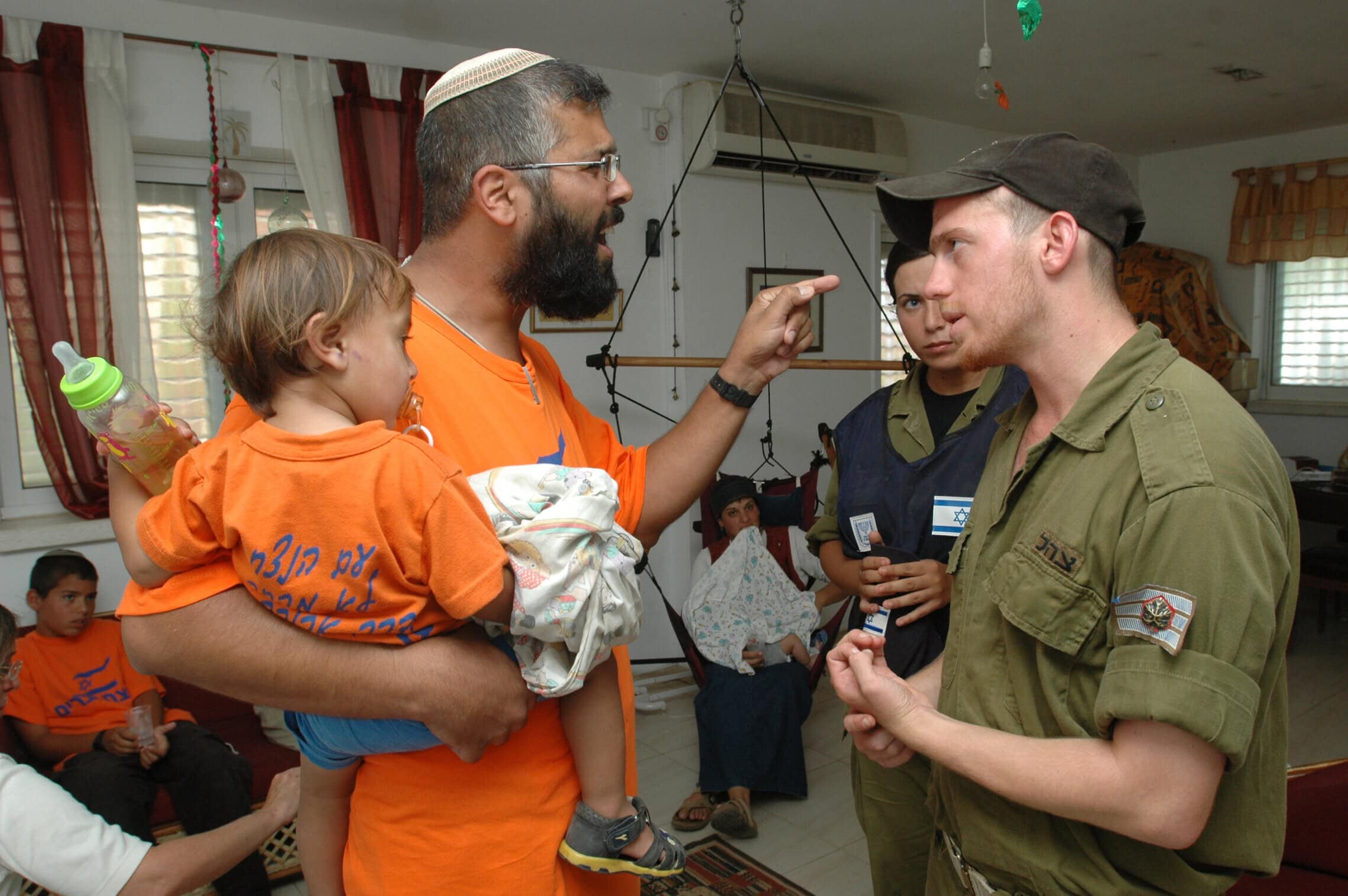 מתנחל מנצרים מתווכח עם חיילים שבאו לפנותו מביתו ומאשים אותם בבגידה בערכי היהדות, במהלך ההתנתקות מעזה, 22 באוגוסט 2005 (צילום: פלאש90)