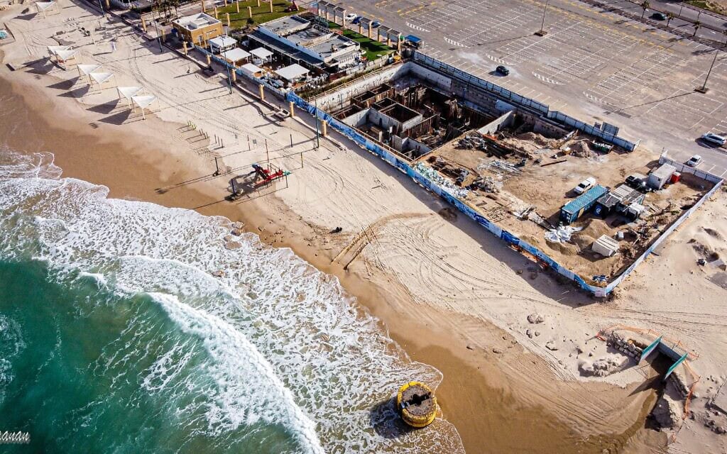 התחלת הבנייה של בית המלון בחוף לידו באשדוד (צילום: בועז רענן)