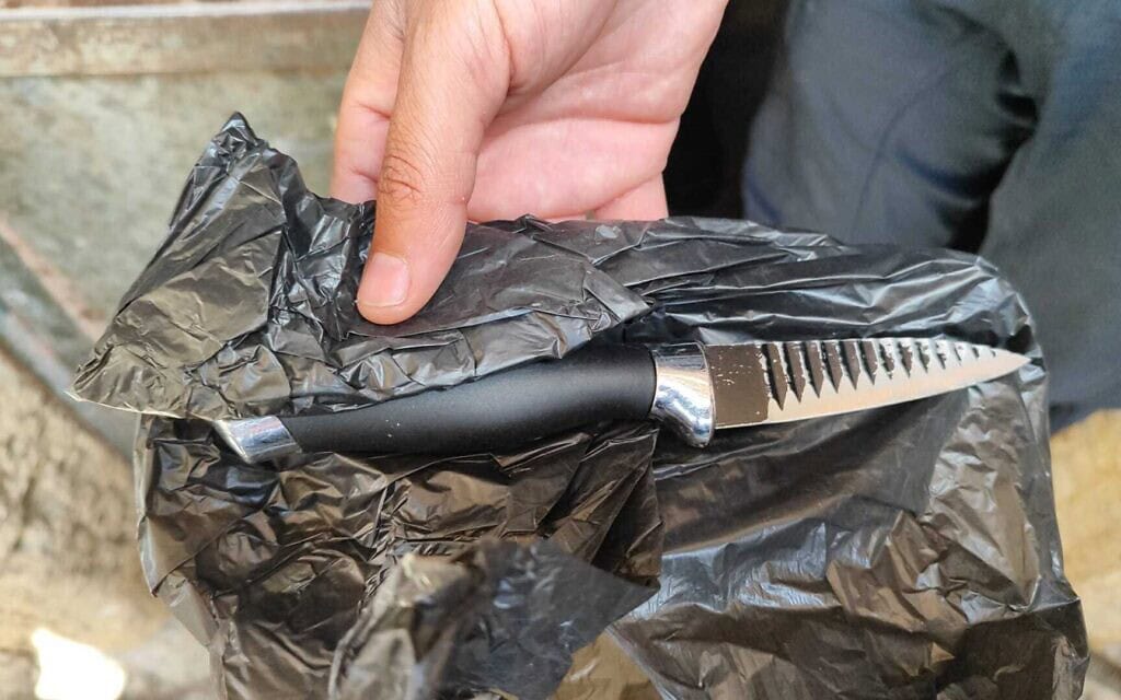 סכין שנשאה פלסטינית שנעצרה בירושלים בכיסוי הראש שלה, 5 במאי 2024 (צילום: דוברות המשטרה) סכין שנשאה פלסטינית שנעצרה בירושלים בכיסוי הראש שלה, 5 במאי 2024 (צילום: דוברות המשטרה)