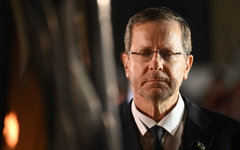 הנשיא יצחק הרצוג בעצרת הממלכתית בערב יום הזיכרון לחללי מערכות ישראל ונפגעי פעולות האיבה ברחבת הכותל המערבי בירושלים, 12 במאי 2024 (צילום: מעיין טואף / לע"מ) הנשיא יצחק הרצוג בעצרת הממלכתית בערב יום הזיכרון לחללי מערכות ישראל ונפגעי פעולות האיבה ברחבת הכותל המערבי בירושלים, 12 במאי 2024 (צילום: מעיין טואף / לע"מ)