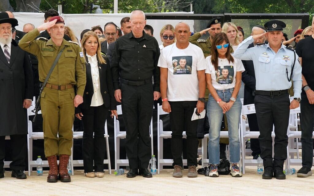 שר הביטחון יואב גלנט לצד רעייתו קלודין בטקס זיכרון לחללי מערכות ישראל. 13 במאי 2024 (צילום: אריאל חרמוני, משרד הביטחון)