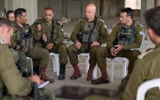 הרמטכ"ל רא"ל הרצי הלוי, מפקד זרוע היבשה אלוף תמיר ידעי, ומפקד פיקוד הצפון, אלוף אורי גורדין משוחחים עם חיילי מילואים בתרגיל. 22 במאי 2024 (צילום: דובר צה״ל ) הרמטכ"ל רא"ל הרצי הלוי, מפקד זרוע היבשה אלוף תמיר ידעי, ומפקד פיקוד הצפון, אלוף אורי גורדין משוחחים עם חיילי מילואים בתרגיל. 22 במאי 2024 (צילום: דובר צה״ל )