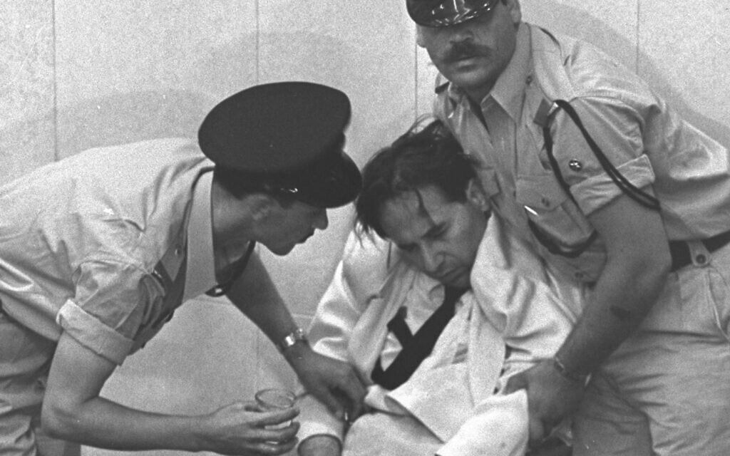 יחיאל די-נור מתעלף במהלך מתן עדותו במשפט אייכמן, יוני 1961 (צילום: לע"מ, ויקיפדיה)