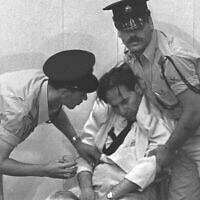 יחיאל די-נור מתעלף במהלך מתן עדותו במשפט אייכמן, יוני 1961 (צילום: לע"מ, ויקיפדיה)