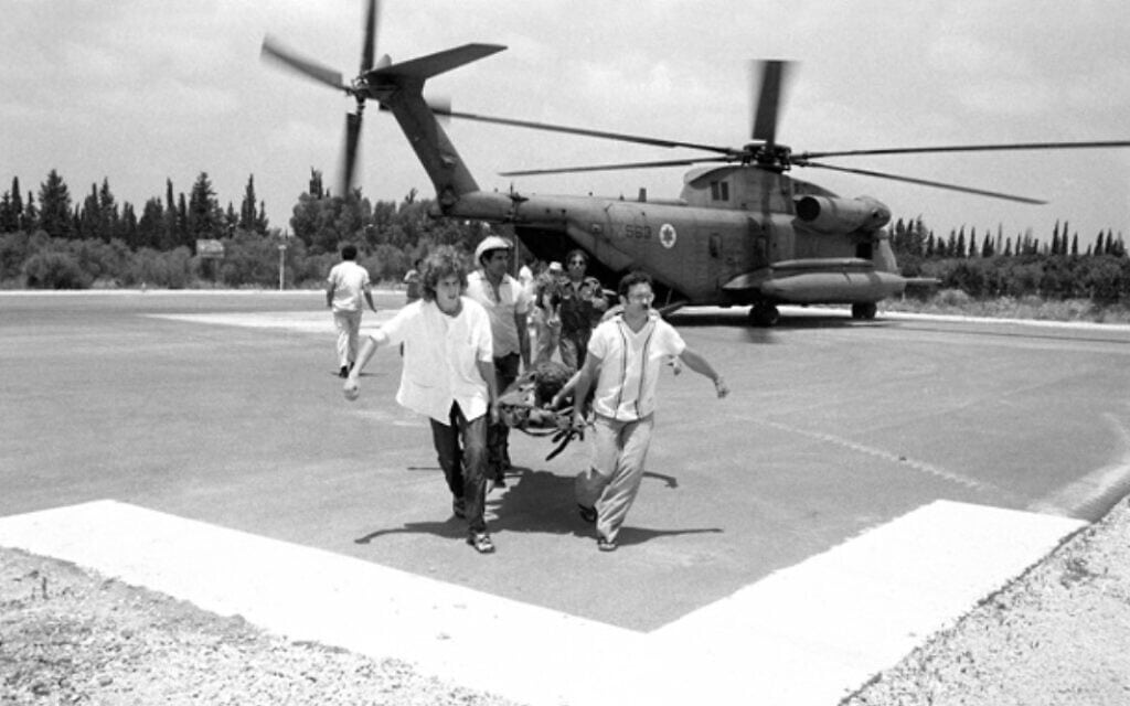 פינוי פצועים במלחמת לבנון הראשונה (צילום: דובר צה"ל, ויקיפדיה)
