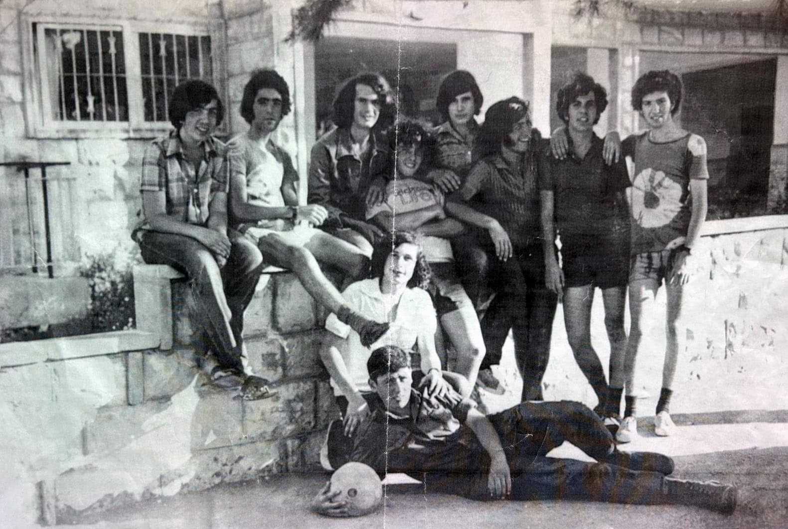שלום ירושלמי (ראשון מימין) והחבר&#039;ה ברחוב שושנה, 1969(צילום: מהאלבום המשפחתי)