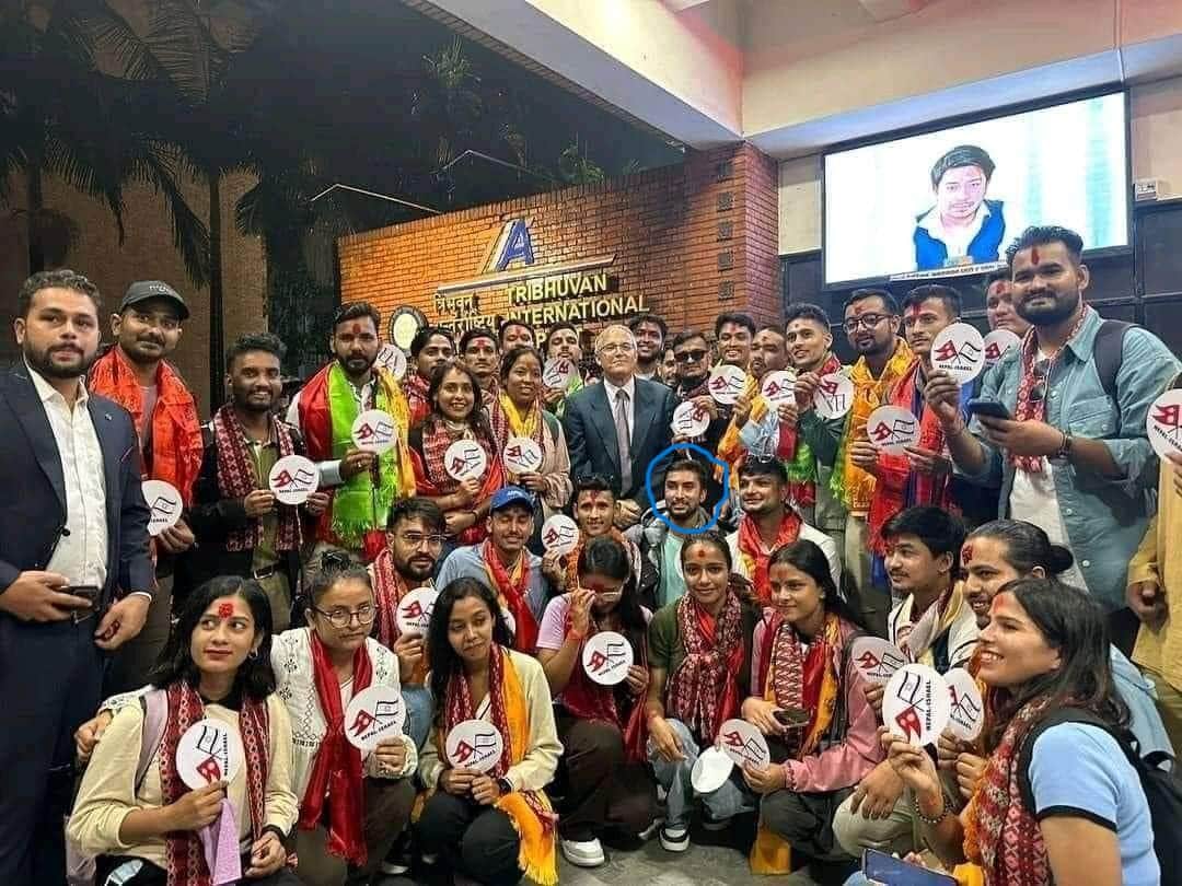 ביפין ג'ושי שנחטף לעזה וסטודנטים נוספים לחקלאות עם שגריר ישראל בנפאל חנן גודר בשדה התעופה בקטמנדו. ספטמבר 2023 (צילום: דוברות משרד החוץ)