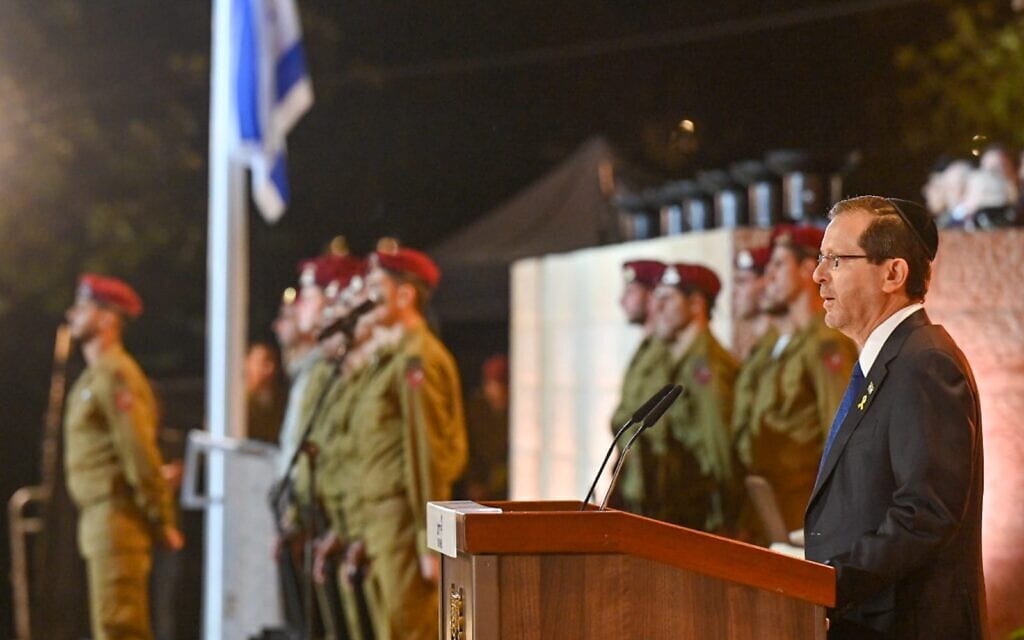 הנשיא יצחק הרצוג נואם בטקס יום השואה, 5 במאי 2024 (צילום: קובי גדעון/ לע״מ)