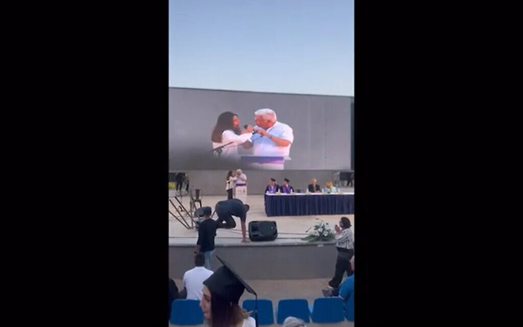 פיצוץ נאומו של ד"ר חיים וייצמן במכללת רמת גן, 4 ביוני 2024 (צילום: צילום מסך מסרטון ב-N12)