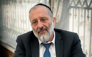יו"ר ש"ס אריה דרעי, אפריל 2024 (צילום: אריה לייב אברמס/פלאש90) יו"ר ש"ס אריה דרעי, אפריל 2024 (צילום: אריה לייב אברמס/פלאש90)