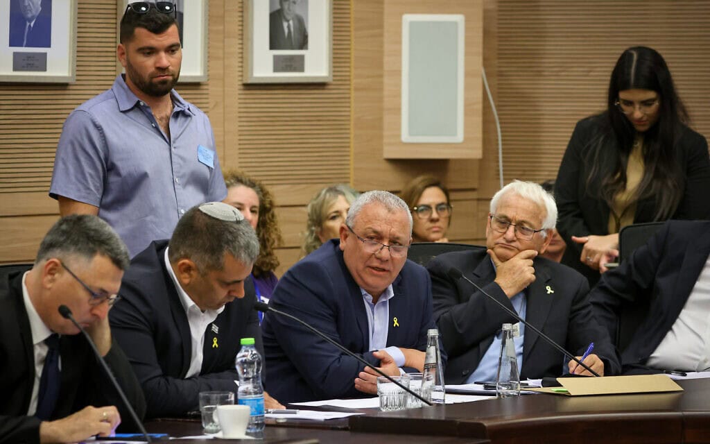 ח״כ גדי איזנקוט בדיון של ועדת החוץ והביטחון. 18 ביוני 2024 (צילום: נועם מושקוביץ/דוברות הכנסת) ח״כ גדי איזנקוט בדיון של ועדת החוץ והביטחון. 18 ביוני 2024 (צילום: נועם מושקוביץ/דוברות הכנסת)