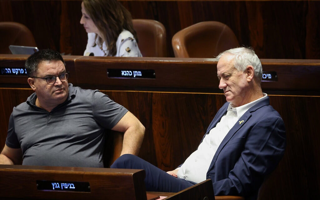 בני גנץ ומיכאל ביטון במליאת הכנסת, 24 ביוני 2024 (צילום: נועם מושקוביץ/דוברות הכנסת) בני גנץ ומיכאל ביטון במליאת הכנסת, 24 ביוני 2024 (צילום: נועם מושקוביץ/דוברות הכנסת)