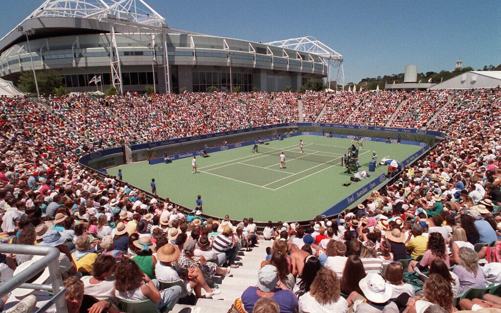 מבט מרחוק על מגרש טניס בזמן משחק בו שתתף ג'ון מקנרו בטורניר זוגות באוסטרליה, 1990 (צילום: Romeo GACAD / AFP)