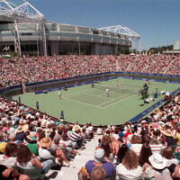 מבט מרחוק על מגרש טניס בזמן משחק בו שתתף ג'ון מקנרו בטורניר זוגות באוסטרליה, 1990