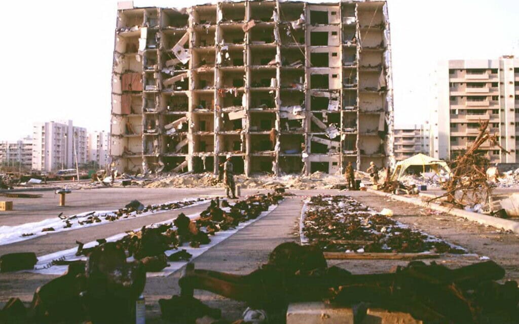 מתחם מגדלי ח&#039;ובאר בערב הסעודית לאחר הפיצוץ, 29 ביוני 1996 (צילום: DOD POOL / AFP)