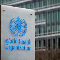 לוגו ארגון הבריאות העולמי ליד המטה בז'נבה (צילום: Fabrice COFFRINI / AFP)