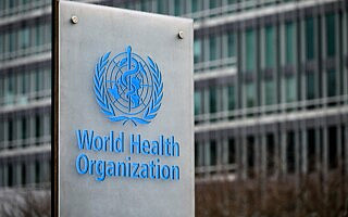 לוגו ארגון הבריאות העולמי ליד המטה בז'נבה (צילום: Fabrice COFFRINI / AFP)