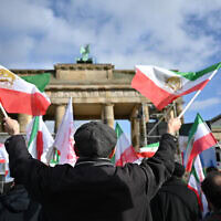 מפגינים איראנים בברלין במחאה נגד המשטר האיראני, 10 בפברואר 2024 (צילום: STEFANIE LOOS / AFP)