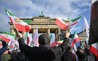 מפגינים איראנים בברלין במחאה נגד המשטר האיראני, 10 בפברואר 2024 (צילום: STEFANIE LOOS / AFP)