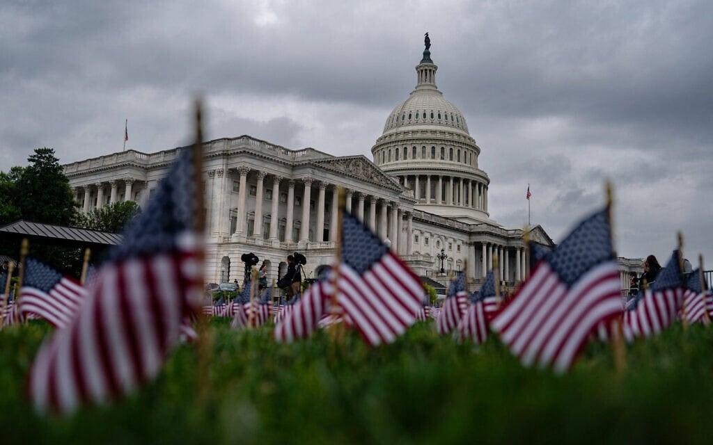דגלי ארה"ב מול הבית הלבן (צילום: Kent Nishimura / Getty Images via AFP)