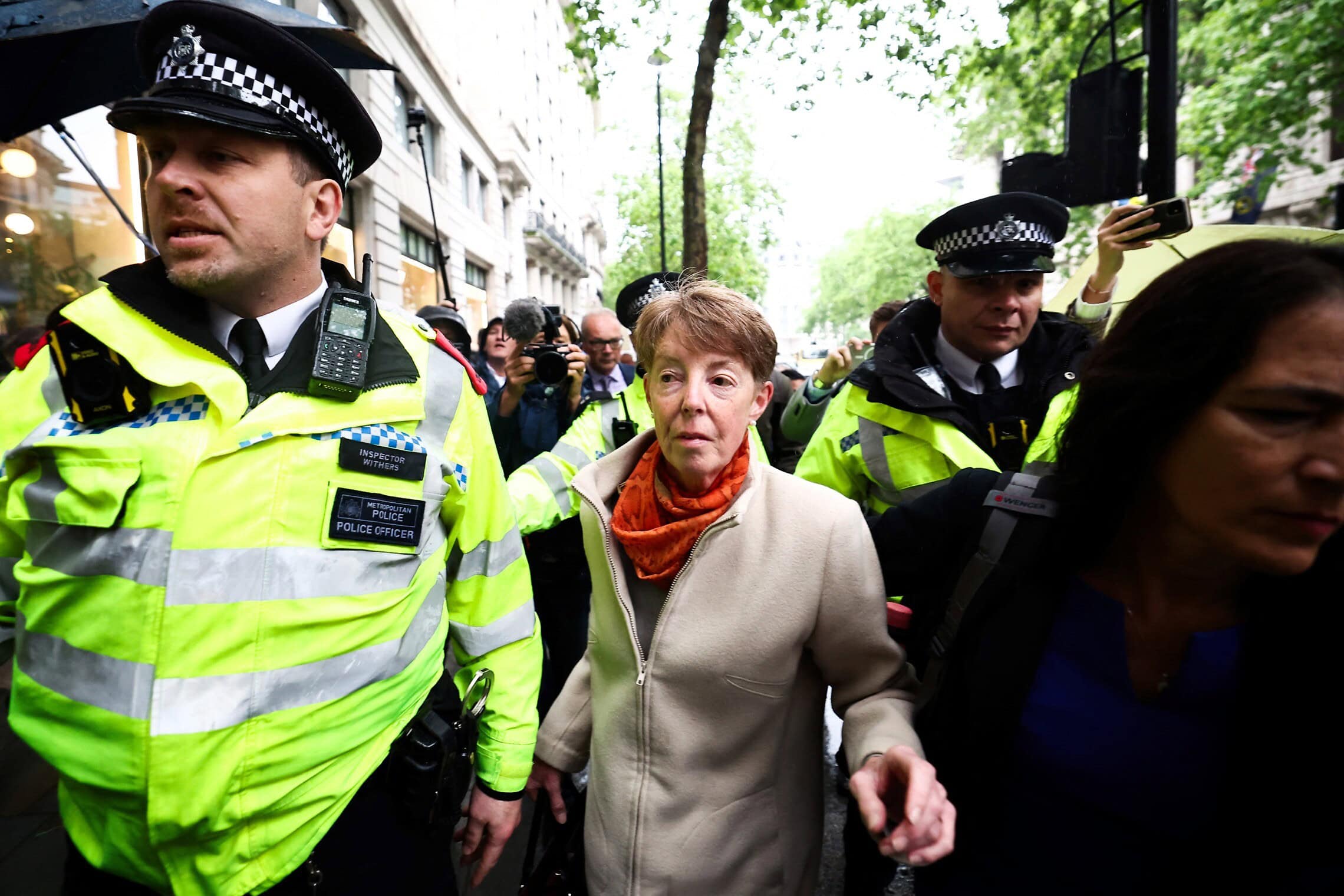 מנכ&quot;לית משרד הדואר הבריטי לשעבר, פולה ונלס, מגיעה למסור עדות בבית הנבחרים בלונדון, מאי 2024 (צילום: HENRY NICHOLLS / AFP)