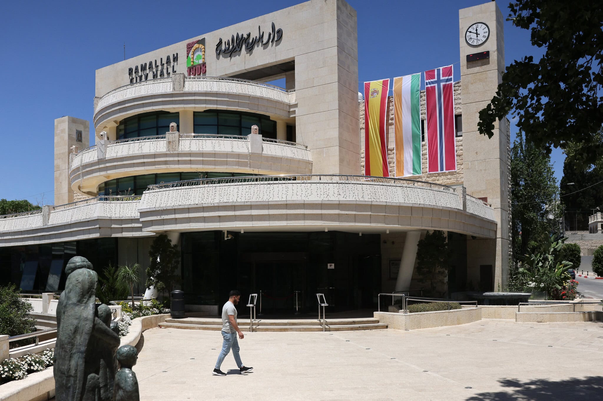 אילוסטרציה: בניין העירייה של רמאללה, מקום מושבה של הרשות הפלסטינית בגדה המערבית, מקושט בדגלי ספרד, אירלנד ונורווגיה, 24 במאי 2024 (צילום: Ahmad Gharabli / AFP)