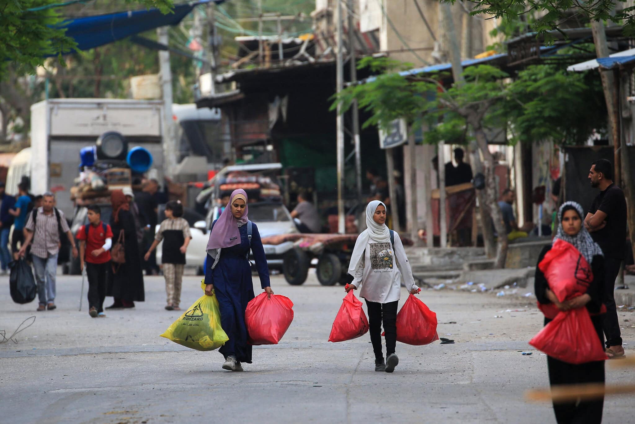 פלסטינים נמלטים עם חפציהם מאזור רפיח לאחר חידוש התקיפות הישראליות, 28 במאי 2024 (צילום: Eyad Baba/AFP)