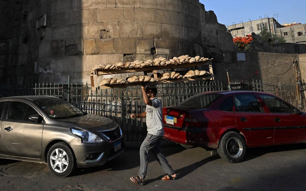 אדם מוכר לחם טרי בקהיר, 28 במאי 2024 (צילום: Khaled DESOUKI / AFP)