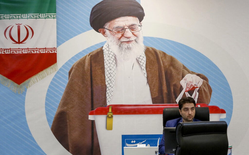 פקיד בחירות איראני יושב בלשכת רישום מועמדים לקראת הבחירות לנשיאות במדינה, 30 במאי 2024 (צילום: AFP)